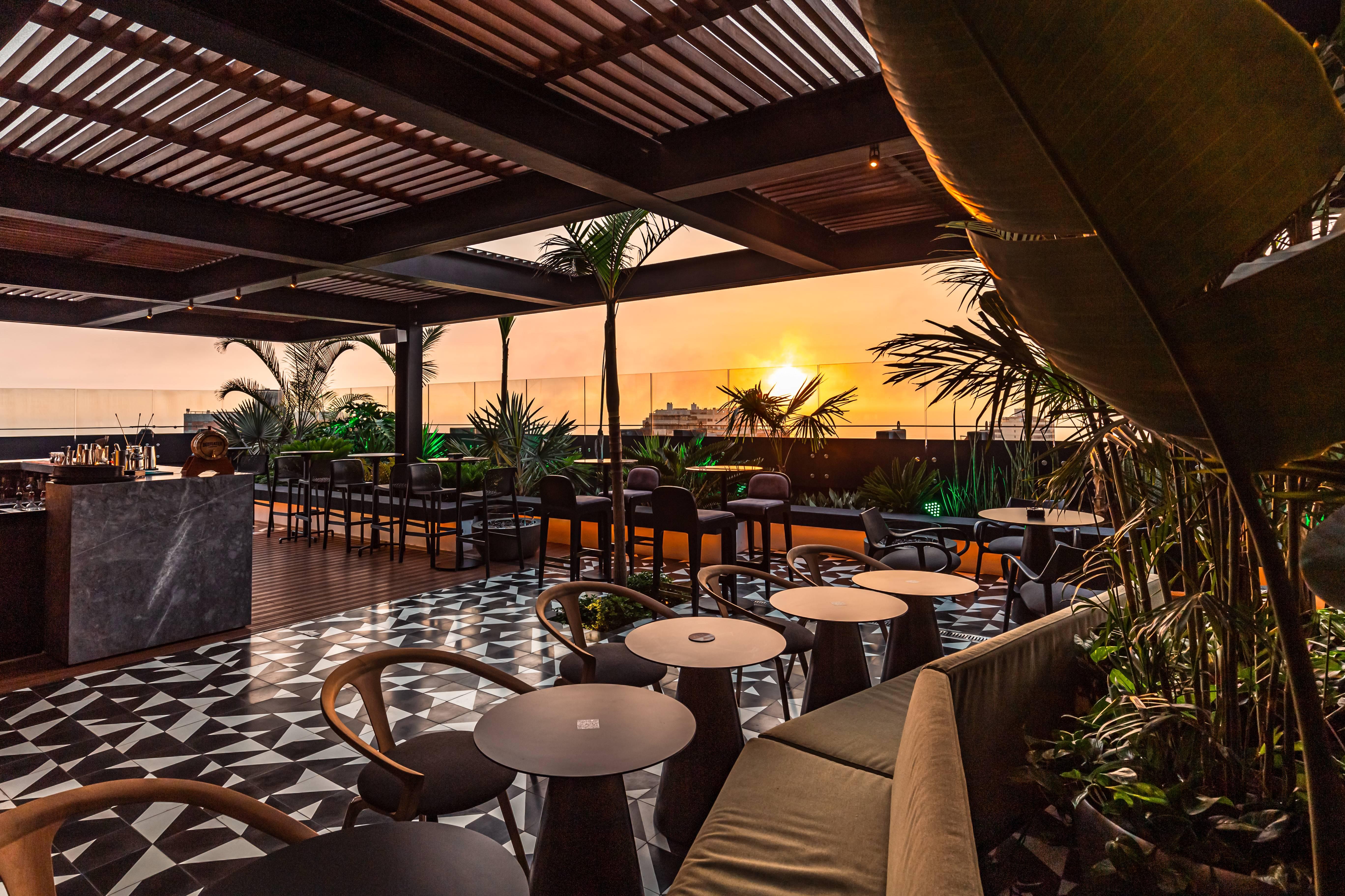 Pullman Lima Miraflores Bagian luar foto The rooftop bar at the hotel