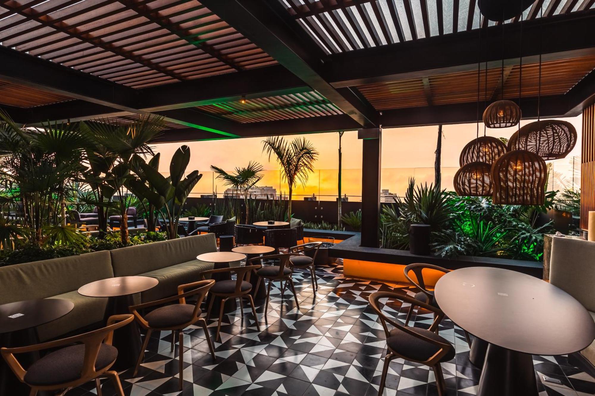 Pullman Lima Miraflores Bagian luar foto The rooftop bar at the hotel