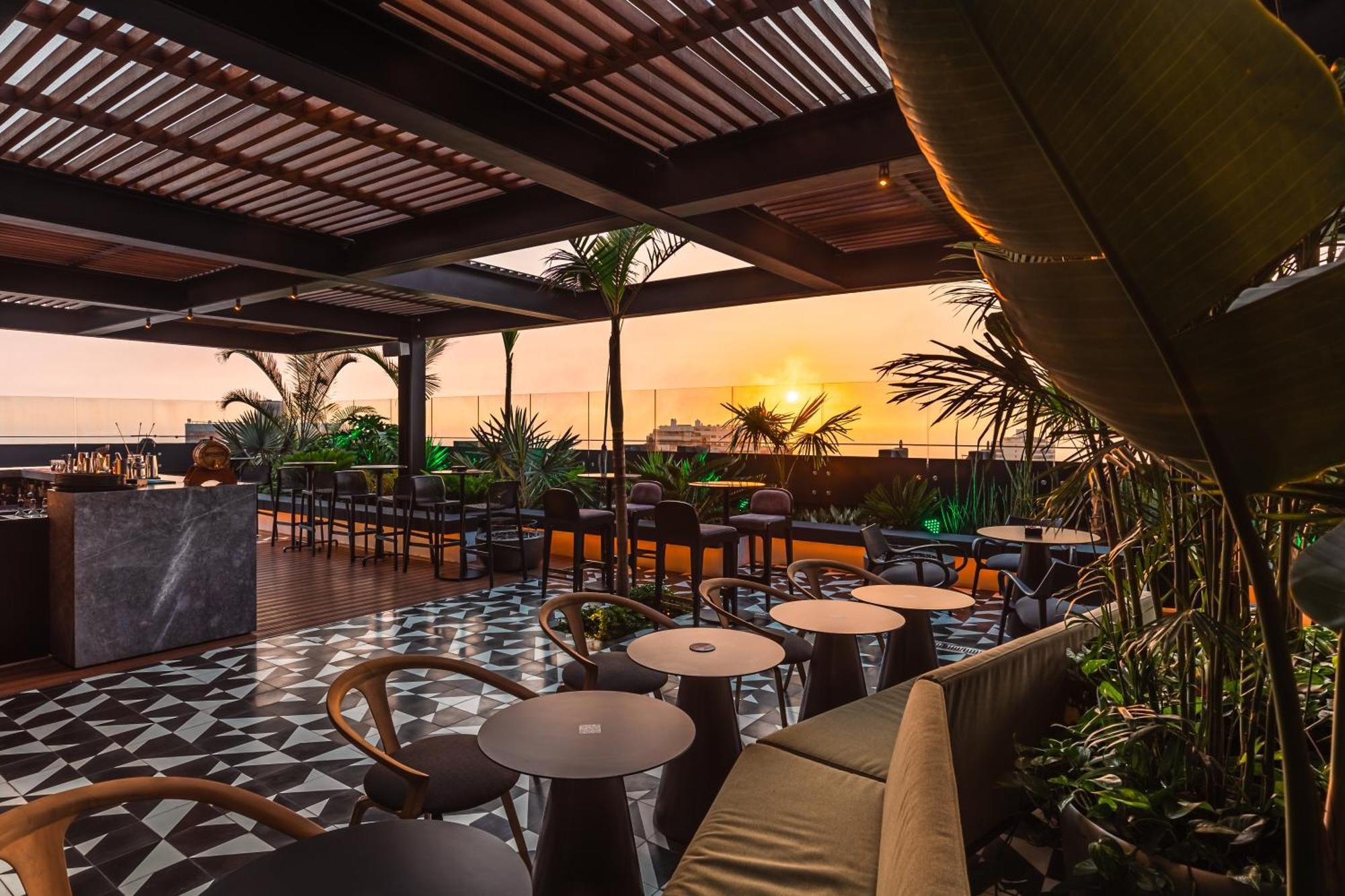 Pullman Lima Miraflores Bagian luar foto The rooftop bar at the hotel
