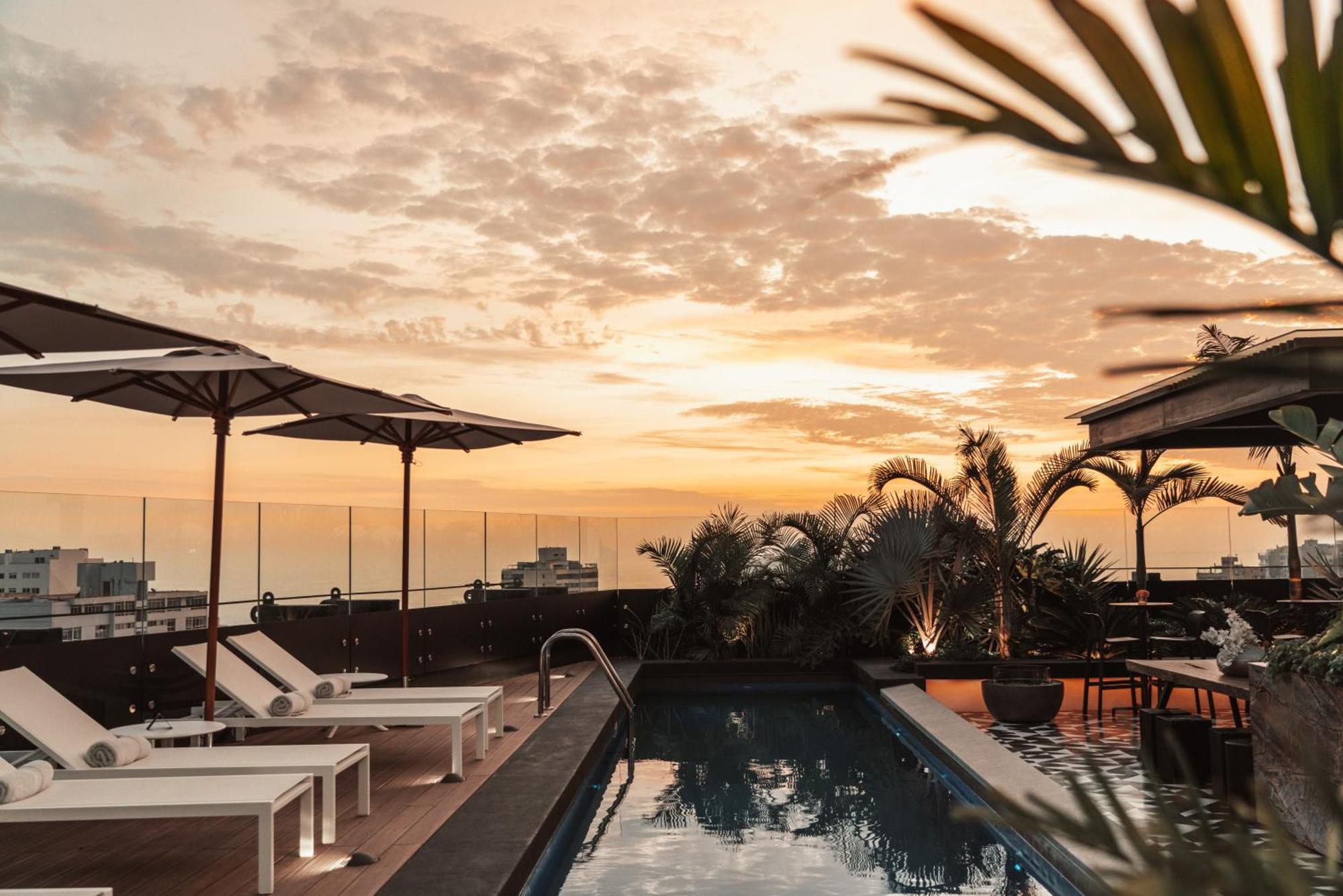 Pullman Lima Miraflores Bagian luar foto Rooftop pool at the hotel