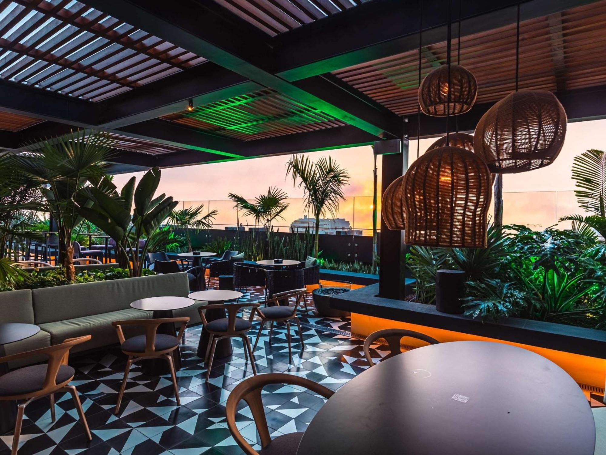 Pullman Lima Miraflores Bagian luar foto The rooftop bar at the hotel