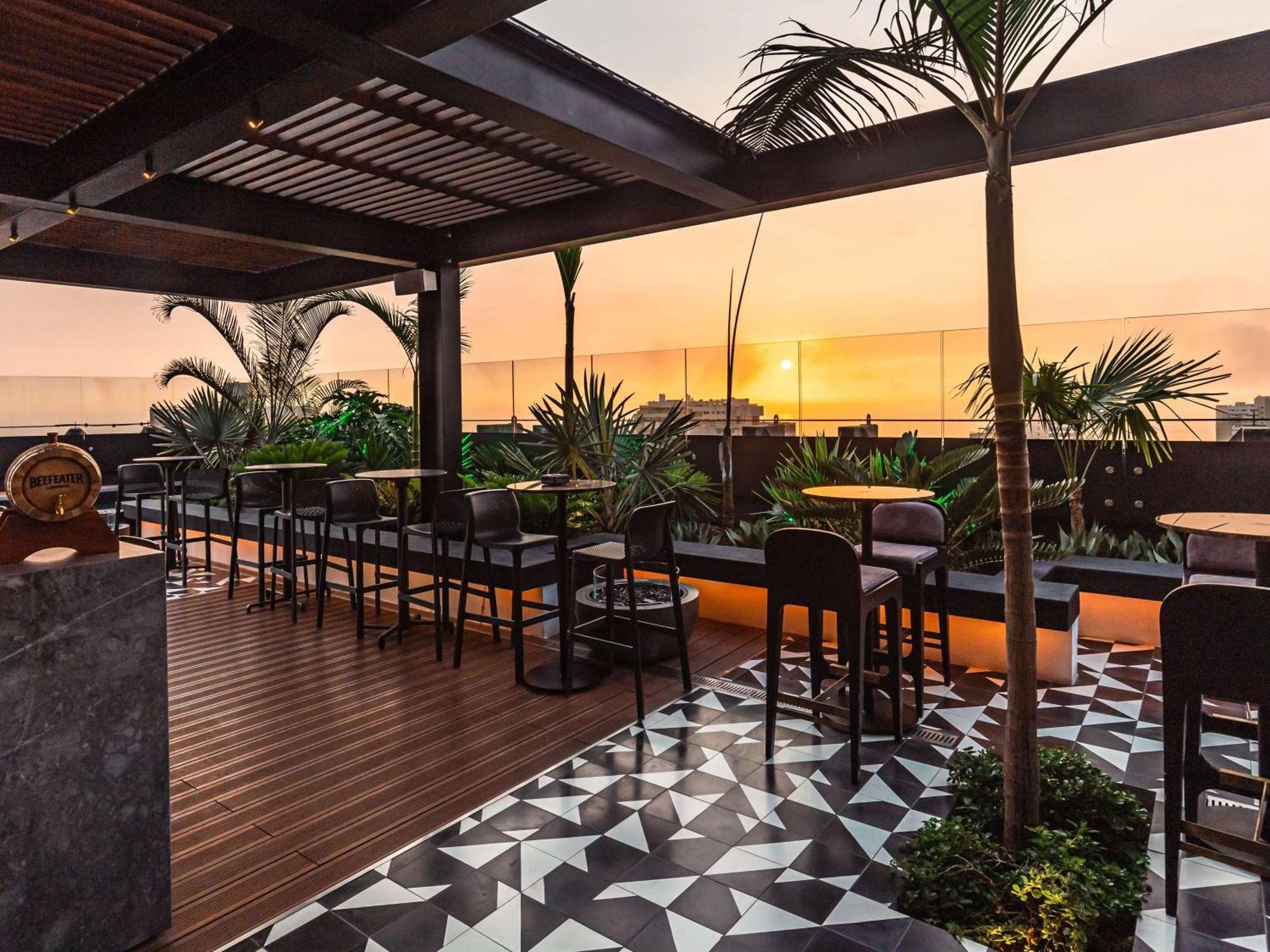Pullman Lima Miraflores Bagian luar foto The rooftop bar at the hotel