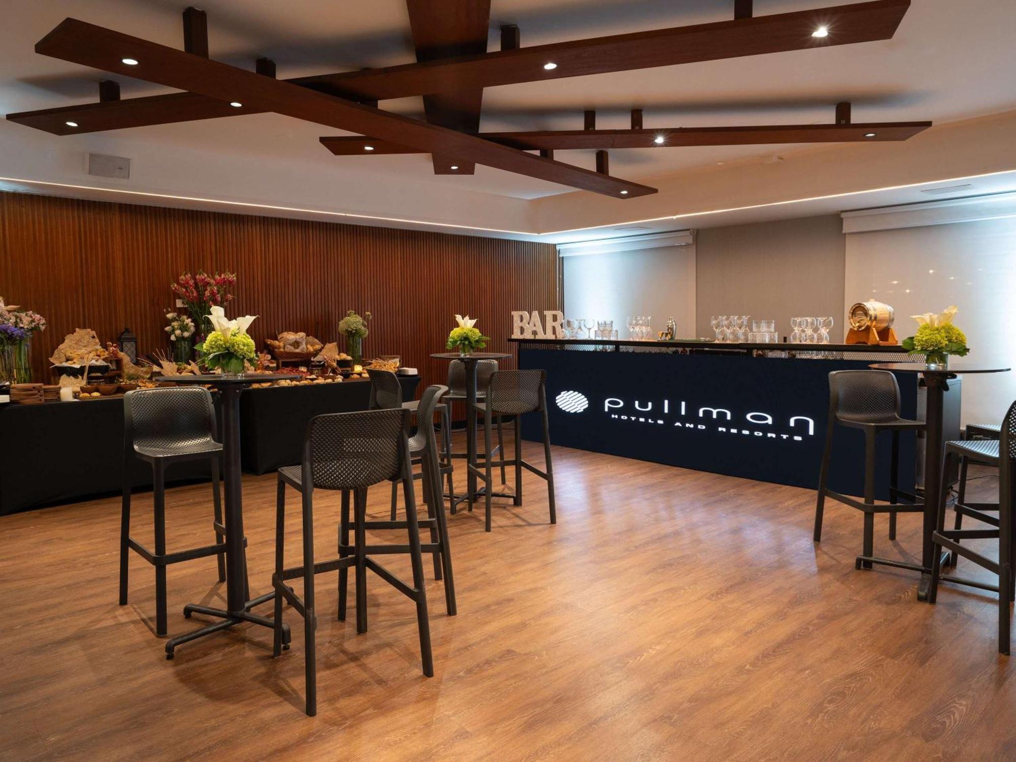 Pullman Lima Miraflores Bagian luar foto The private lounge at the airport.