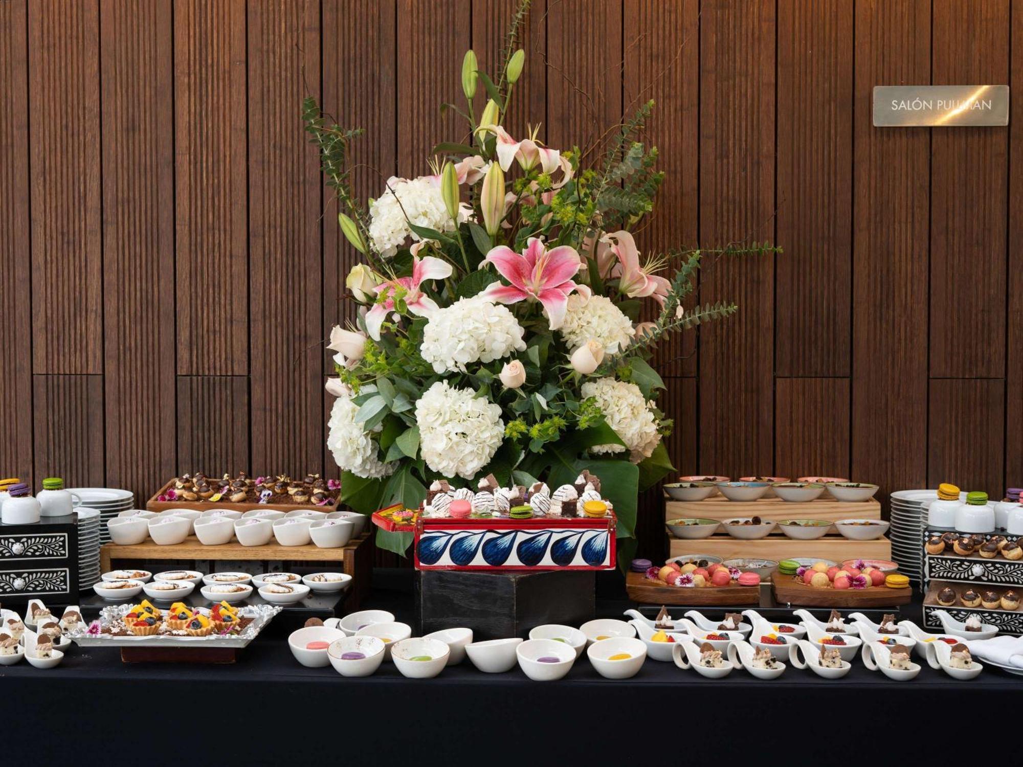 Pullman Lima Miraflores Bagian luar foto A buffet at a wedding reception