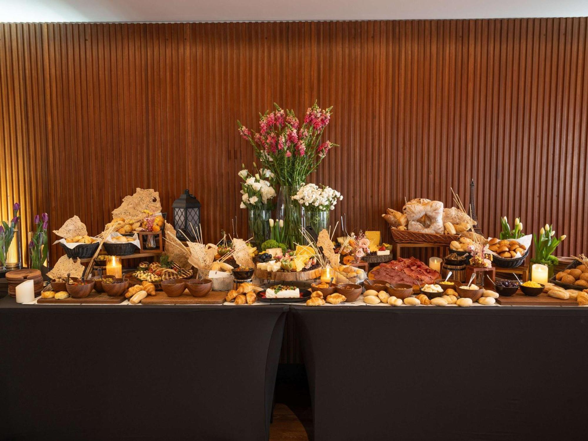 Pullman Lima Miraflores Bagian luar foto A cheese platter