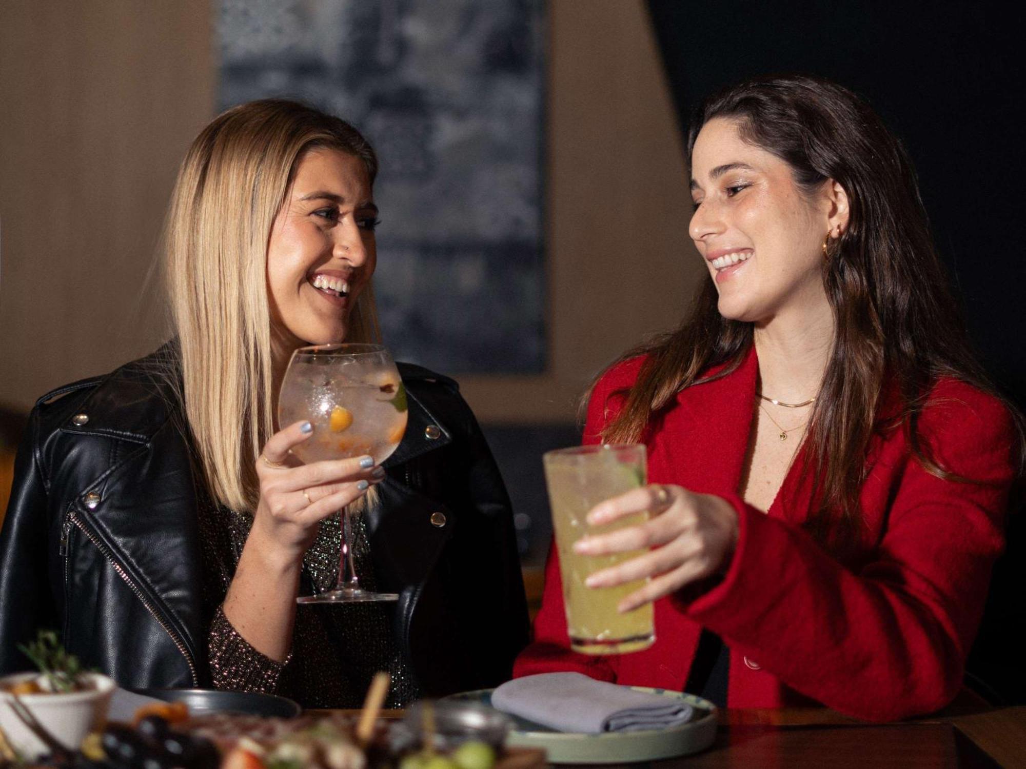 Pullman Lima Miraflores Bagian luar foto Two women drinking cocktails