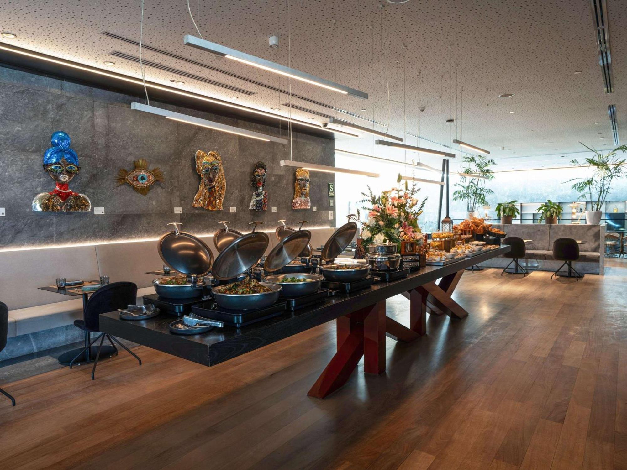 Pullman Lima Miraflores Bagian luar foto The buffet at the lounge