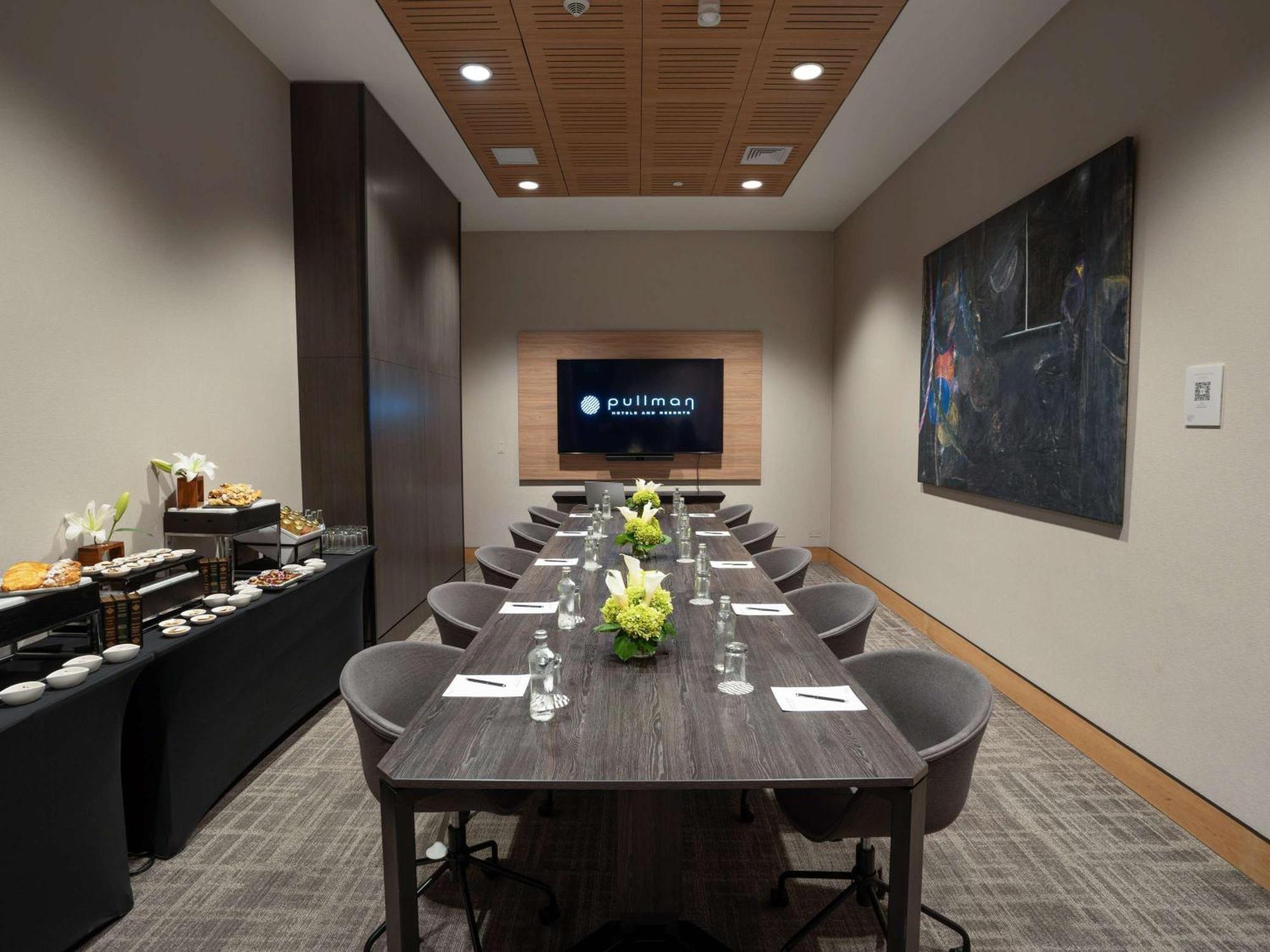 Pullman Lima Miraflores Bagian luar foto A meeting room at the Dallas Marriott