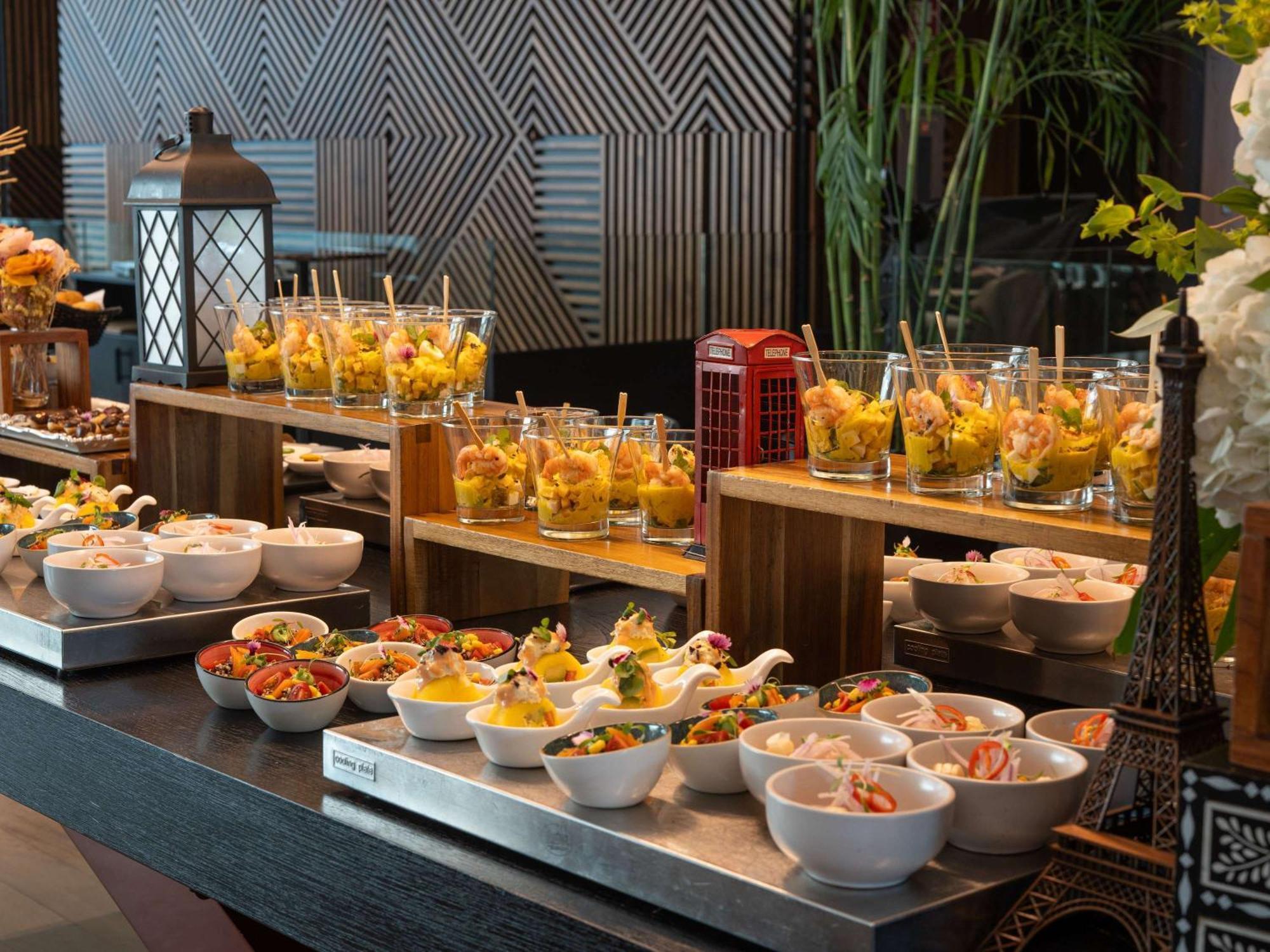 Pullman Lima Miraflores Bagian luar foto A buffet at a hotel